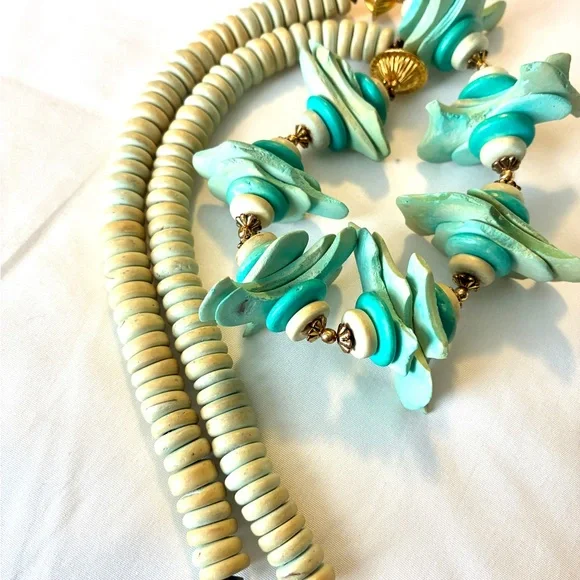 Beachy Coconut Dyed Turquoise Beads Necklace - Picture 4 of 4